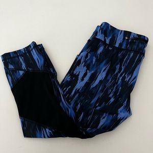 Lululemon Cropped Length Leggings with Mesh Leg Paneling & Side Pockets Size 8